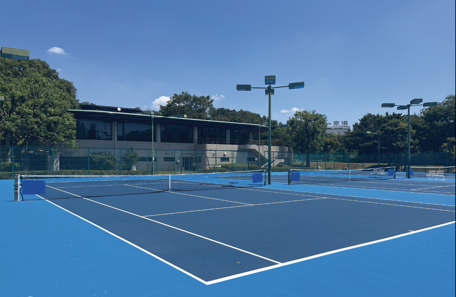 KPI PARKの青いピックルボールハードコートを横から見た公式写真