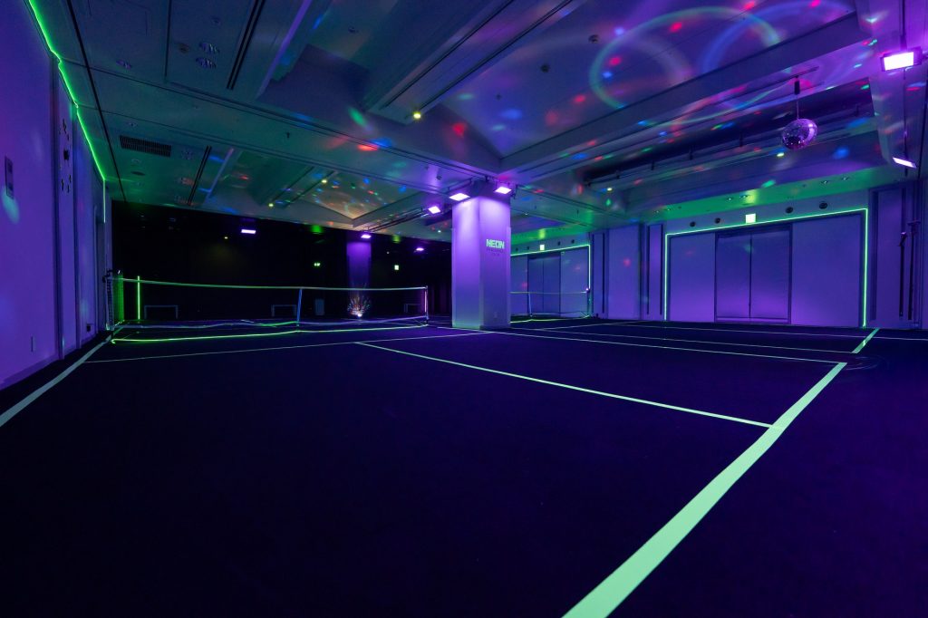NEON PICKLEBALL CLUB SHIBUYAのブラックライトで光る屋内コート
