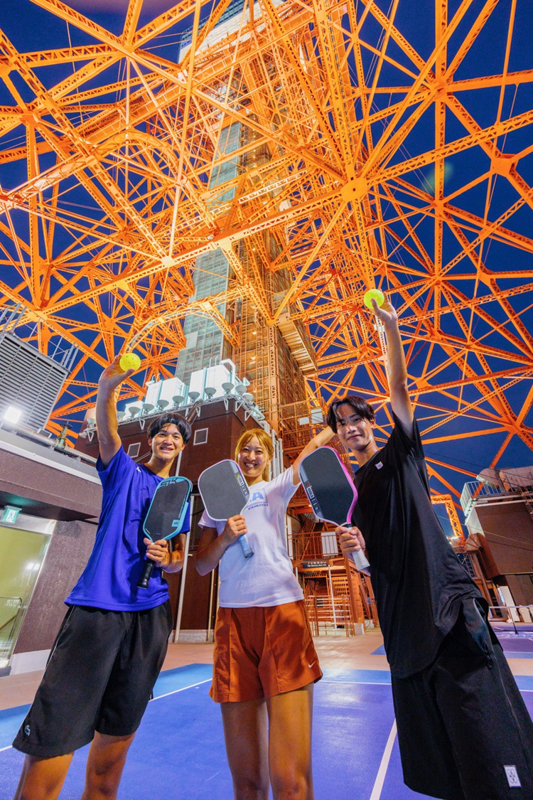 東京タワー屋上でパドルとボールを持つプレーヤー（施設提供）