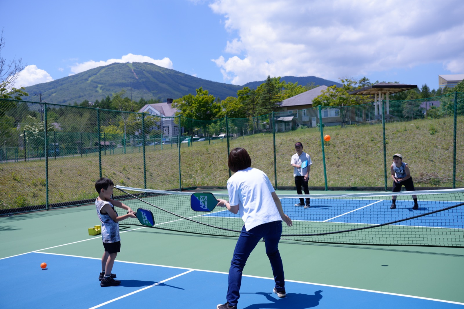 安比ラケットクラブ ピックルボールコートでプレーする様子